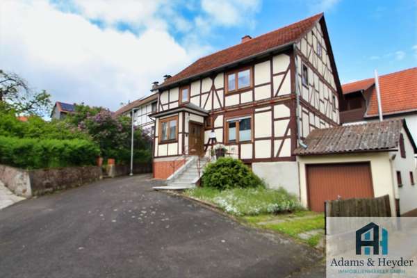 Hauseingang mit Garage & Zugang Garten