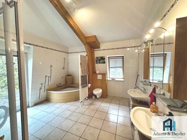 Badezimmer, 1.OG, Bild 1