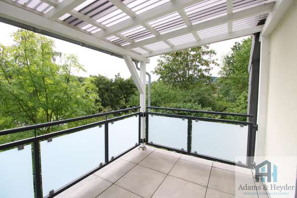 großzügiger, überdachter Balkon 1. OG
