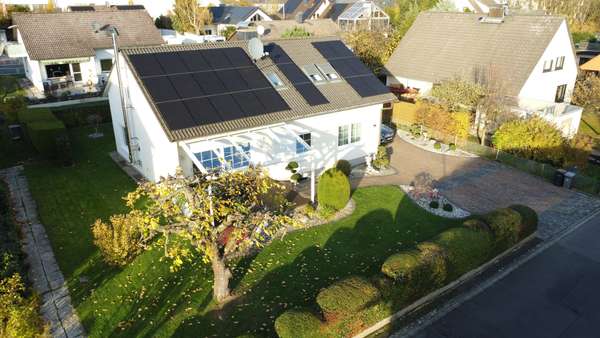 Hausansicht mit PV-Anlage