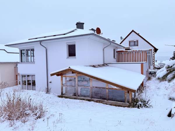 Ansicht Haus vom Garten mit Gewächshaus