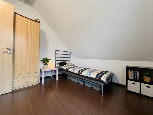 Kinderzimmer OG (mit KI aufgeräumt)