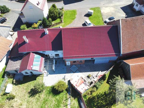 Ansicht Haus mit Nebengebäuden von oben