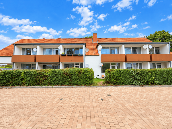 Südansicht mit Balkonen & Terrassen