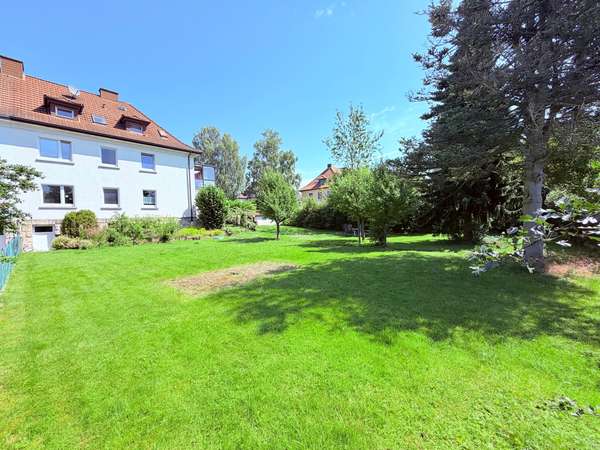 Garten mit Blick aufs Haus