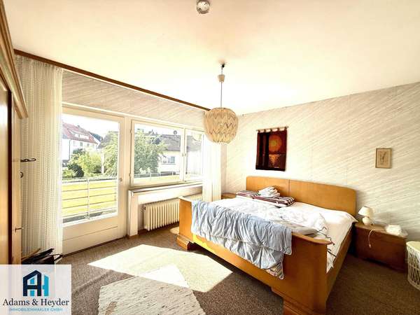 Hauptschlafzimmer mit Zugang zum Balkon