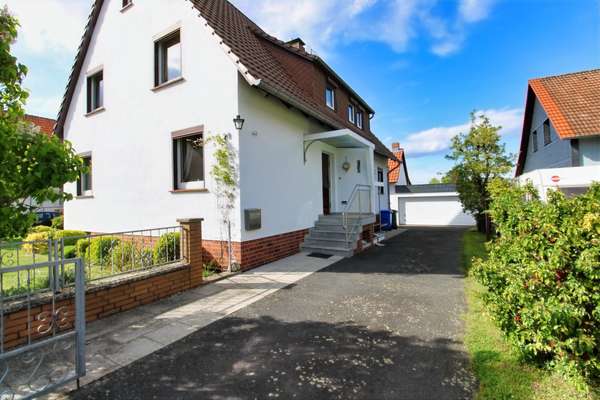 Hauseingang & Einfahrt zu Garage 