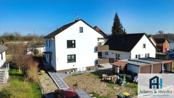 Blick auf 2 Garagen & Vorgarten