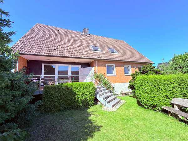 Blick vom Garten auf Terrasse