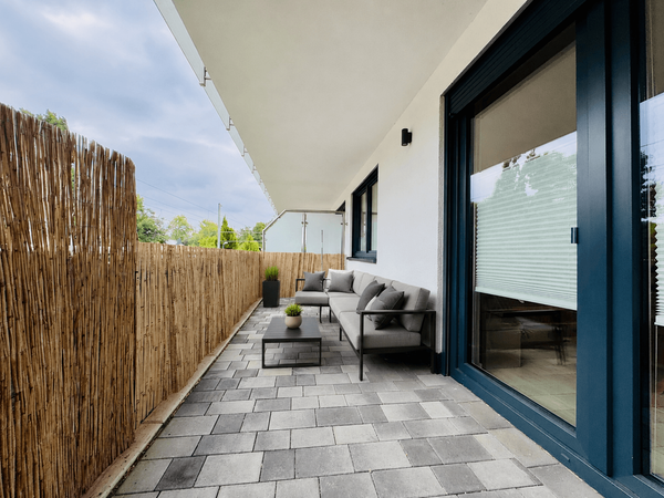Terrasse (Möbel KI getauscht)