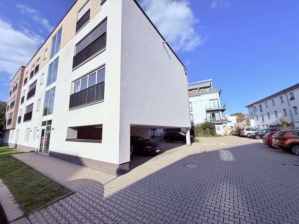 Optional: überdachter Parkplatz