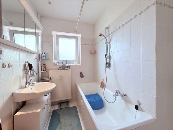 Badezimmer, 1.OG, Bild 1
