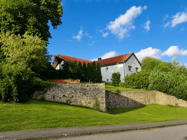 Historisches Ensemble mit Wohnhaus und ehemaliger Kirche in Breuna – Wohnen, Feiern und Arbeiten