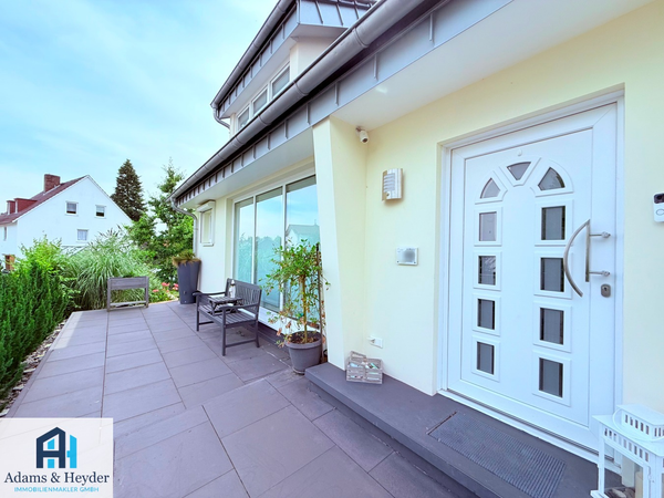 Hauseingang mit Terrasse