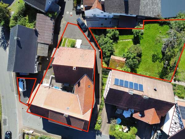 Vogelperspektive beider Häuser mit Garten & Parkplatz