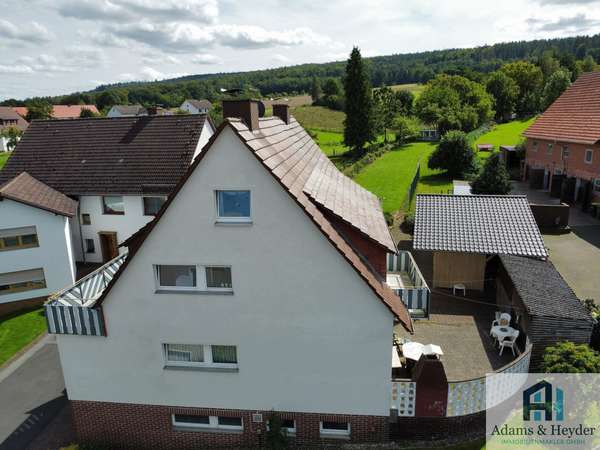 Blick auf Haus, Terrasse und Garten