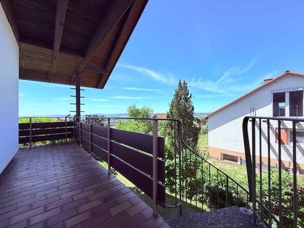 Balkon EG mit Treppe zum Garten