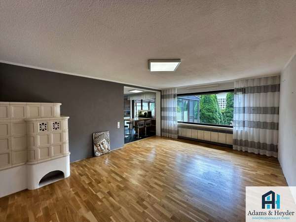 Wohnzimmer mit Kachelofen Bild 2