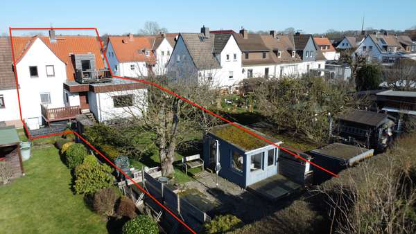 Ansicht Haus mit kompletten Garten
