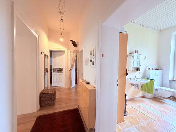 Flur mit Blick ins Badezimmer