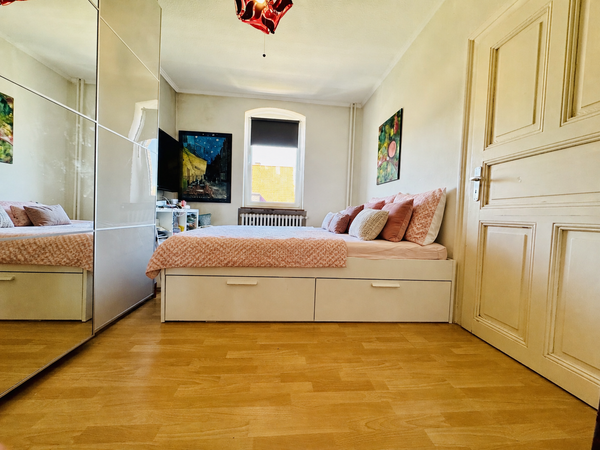 1. OG Schlafzimmer ( mit KI nachbearbeitet)