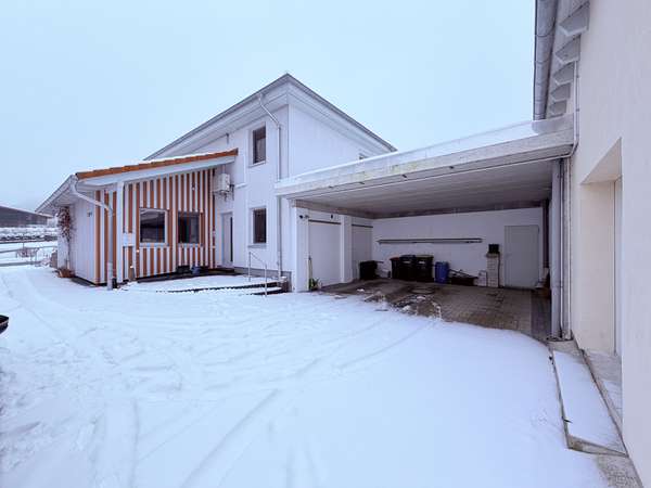 Ansicht Haus mit 2 Doppelcarport