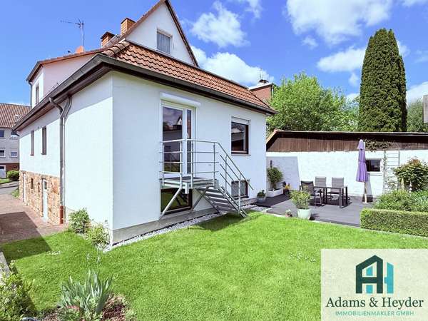 Gartenausgang mit Terrasse