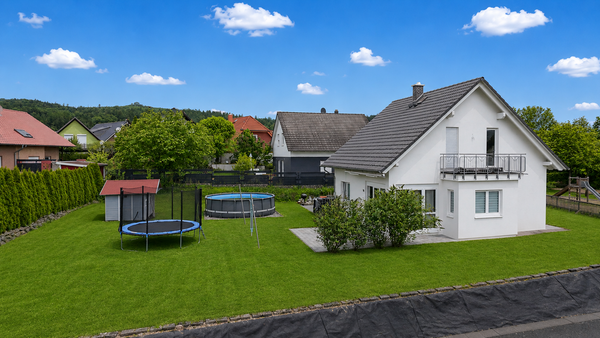Außen links mit Garten