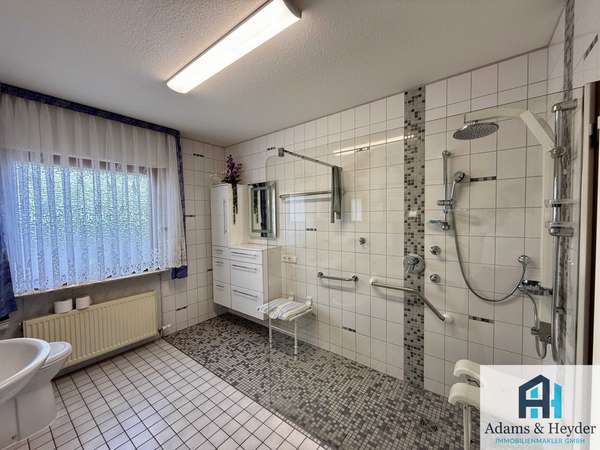 Badezimmer (EG) Bild 2