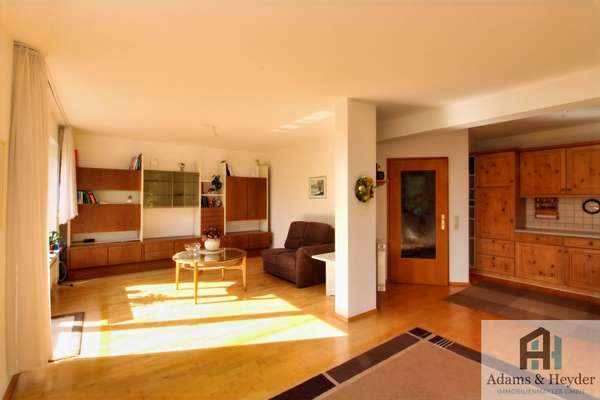 Wohn- & Esszimmer mit Blick in Küche