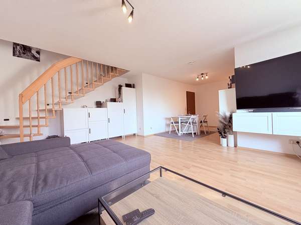 Wohnzimmer mit Treppenaufgang