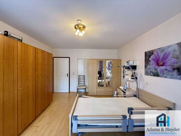 Schlafzimmer 1 (EG)