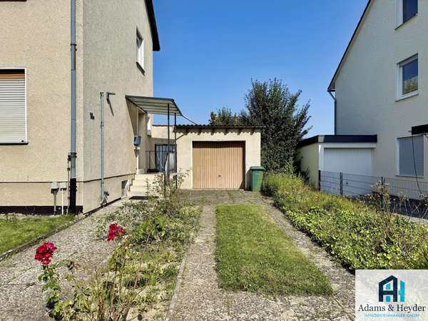 Einfahrt mit Garage