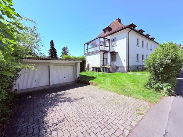 2 Garagen mit Vorgarten