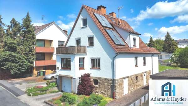 Straßen- und Seitenansicht