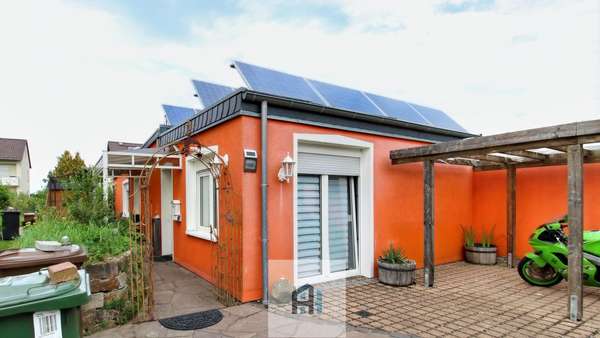 Ansicht Außen mit Terrasse & Carport