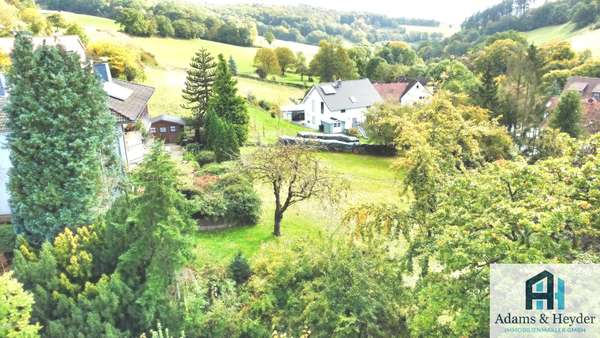 Haus von Seite mit Garten