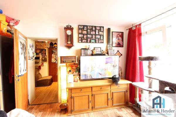 Schlafzimmer, Bild 3 mit Blick in Flur