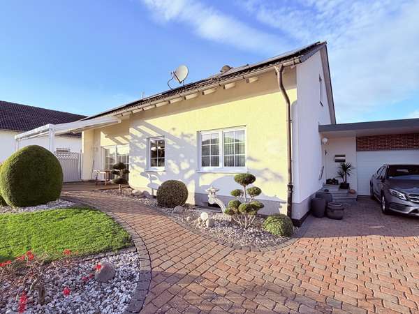 Hausansicht mit Terrasse