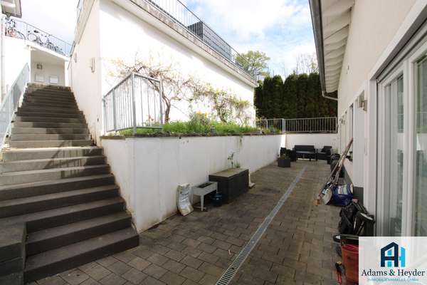 Zugang zum Haus mit Terrasse