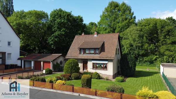 Straßenansicht ges. Grundstück
