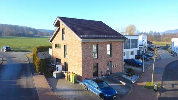 Hochwertige 4-Zi. Maisonette-Whg (1.OG+DG) in Effizienzhaus in sonniger Lage