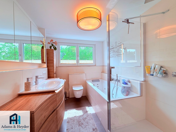 Bad mit Whirlpoolwanne & Dusche, DG
