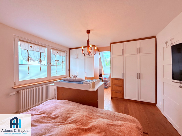 Schlafzimmer mit Ankleide Bild 1, DG