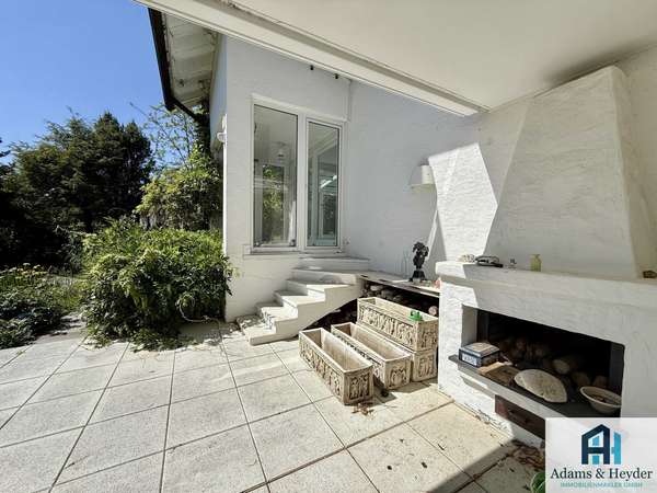 Terrasse mit Kamin & Aufgang Wintergarten