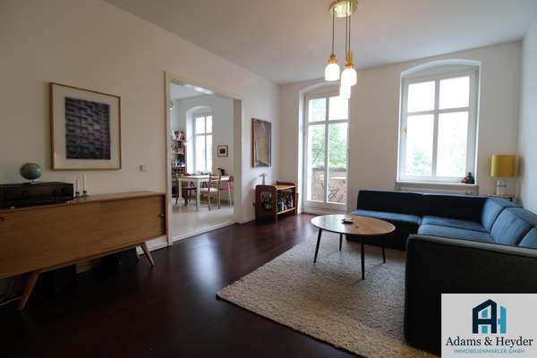 Wohnzimmer mit Zugang Balkon