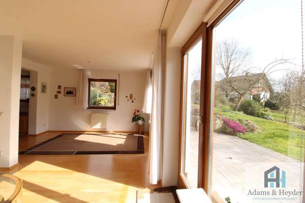 Wohn- & Esszimmer mit Gartenblick