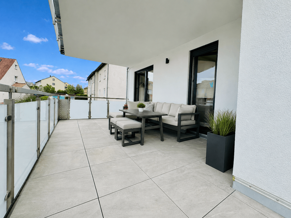 großer Balkon hinten (Möbel KI- getauscht)