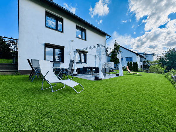 Außen hinten Terrasse
