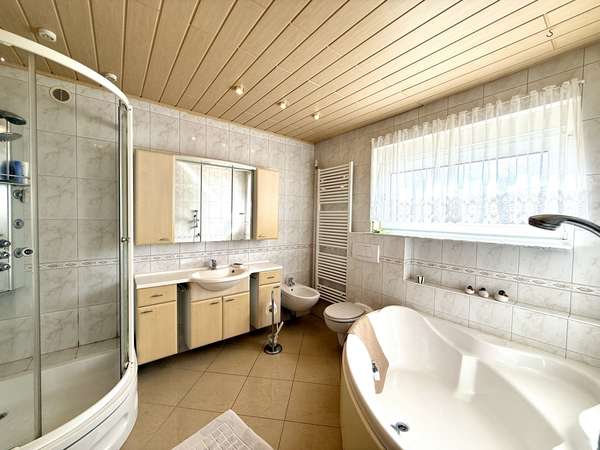 Badezimmer (EG)
